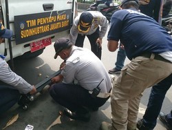 Jalan Grogol Jakarta Barat Disisir, Ratusan Paku Terjaring