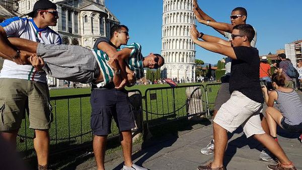 Trik Berfoto di Menara Pisa Ini Seru dan Kocak
