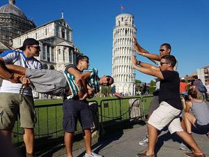 Trik Berfoto di Menara Pisa Ini Seru dan Kocak Trik Berfoto di Menara Pisa Ini Seru dan Kocak