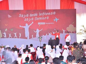 Foto: Simsalabim! Begini Aksi Jokowi-Iriana Jadi Pesulap