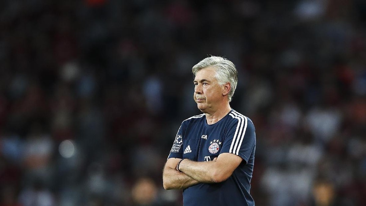 Carlo Ancelotti terkejut dengan kekalahan telak Bayern Munich dari AC Milan (Foto: Getty Images/Lintao Zhang)