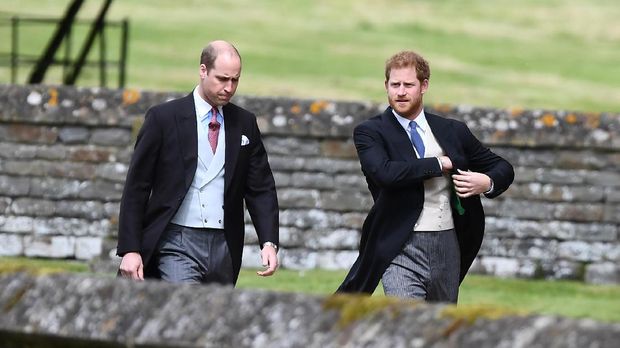 Pangeran Harry dan William Britain's Prince Harry (R) and Britain's Prince William, Duke of Cambridge arrive at the church for the wedding of Pippa Middleton and James Matthews at St Mark's Church in Englefield, west of London, on May 20, 2017.Pippa Middleton hit the headlines with a figure-hugging outfit at her sister Kate's wedding to Prince William but now the world-famous bridesmaid is becoming a bride herself. Once again, all eyes will be on her dress as the 33-year-old marries financier James Matthews on Saturday at a lavish society wedding where William and Kate's children will play starring roles. / AFP PHOTO / POOL / Justin TALLIS