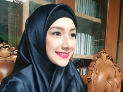 Foto: Gaya Hijab Si Cantik Indri Giana, Pesinetron yang Jadi Istri Ustad