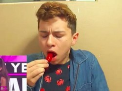 Fans Berat Ariana Grande Ini Gigit Cabai Tiap Idolanya Sebut Um