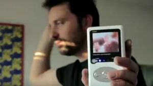 Dijuluki Eyeborg, Begini Nih Penampilan Pria dengan Mata Bionik