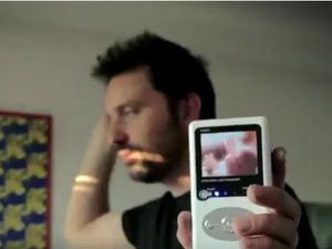 Dijuluki Eyeborg, Begini Nih Penampilan Pria dengan Mata Bionik