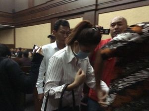 Jadi Saksi Patrialis Akbar, Anggita Tinggalkan Ruang Pakai Masker