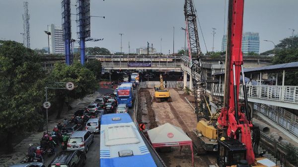 Foto: Jalur Cepat Ditutup, Begini Kemacetan di Kuningan-Mampang