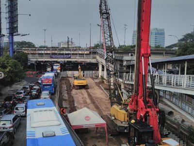 Foto: Jalur Cepat Ditutup, Begini Kemacetan di Kuningan-Mampang