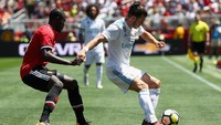 Gareth Bale dikawal ketat oleh Eric Bailly. Foto: Ezra Shaw/Getty Images