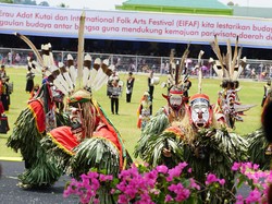 Cerita Kostum Tari Dayak yang Seperti Monster