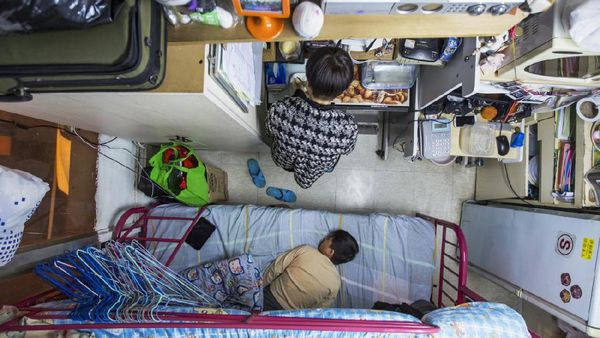 Menyedihkan, Mereka Berjejalan di Apartemen Sekelas Kandang