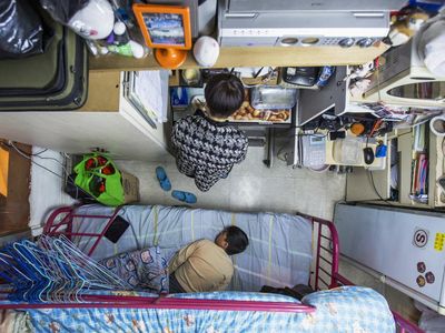 Menyedihkan, Mereka Berjejalan di Apartemen Sekelas Kandang