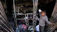 Saat Bocah Afganistan Kumpulkan Puing Pasca Bom Bunuh Diri
