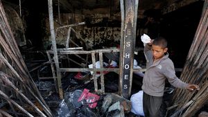 Saat Bocah Afganistan Kumpulkan Puing Pasca Bom Bunuh Diri