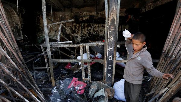 Saat Bocah Afganistan Kumpulkan Puing Pasca Bom Bunuh Diri