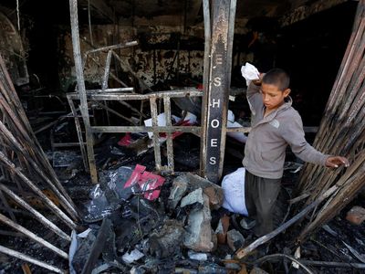 Saat Bocah Afganistan Kumpulkan Puing Pasca Bom Bunuh Diri