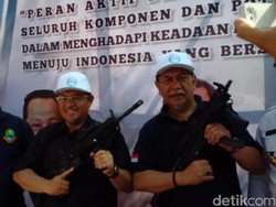Pegang Senapan Serbu, Gubernur Aher Ajak Warga Lawan Narkoba