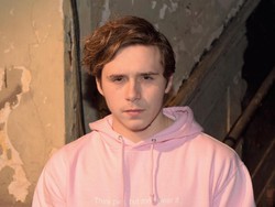 Kuliah di New York, Brooklyn Beckham Stres Dikerubungi Fans