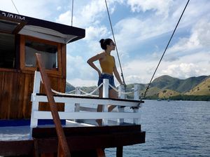 Intip Gaya Angela Gilsha Saat Nikmati Keindahan NTT Yuk!