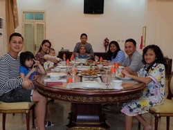 Cerita Ussy Sulistiawaty yang Masih Akur dengan Mantan Suami