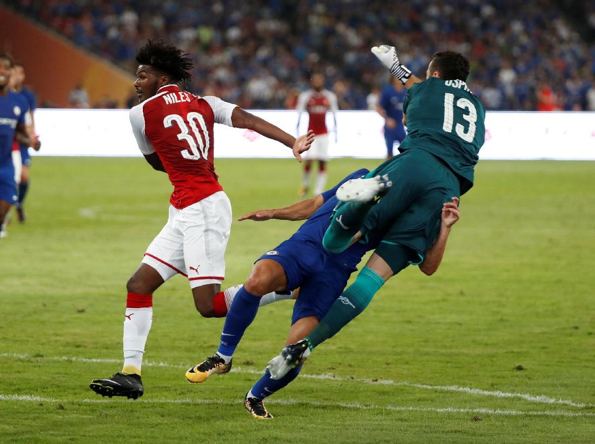 Pedro saat diterjang David Ospina (Damir Sagolj/Reuters)