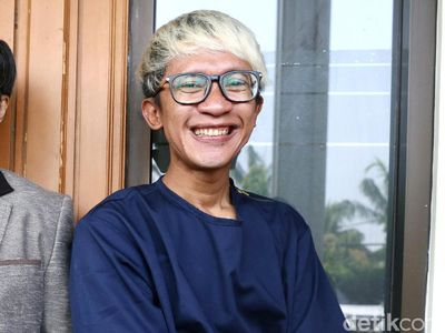 Resmi Cerai, Aming Tersenyum Lagi