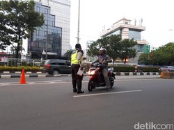Lawan Arus di Jalan Salemba Raya, Pemotor Nakal Ditilang Polisi