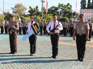 Anggota Polisi Polres Probolinggo Dipersenjatai SS1 Anggota Polisi Polres Probolinggo Dipersenjatai SS1