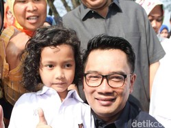 Ridwan Kamil Luncurkan Kartu Bandung Juara untuk Siswa Miskin