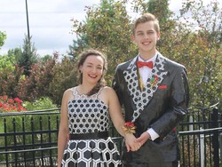 Kamu Tak Akan Percaya! Gaun dan Tuksedo Ini Terbuat dari Selotip