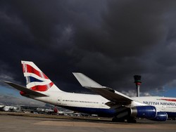 Susah Payah dan Mengerikan, Momen Pesawat Mendarat Saat Badai Eunice