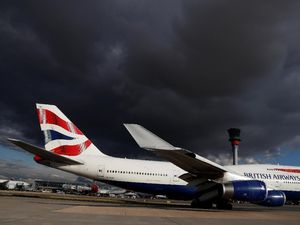 Susah Payah dan Mengerikan, Momen Pesawat Mendarat Saat Badai Eunice Susah Payah dan Mengerikan, Momen Pesawat Mendarat Saat Badai Eunice