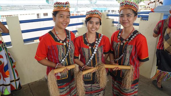 Foto: Senyum Manis Gadis Dayak