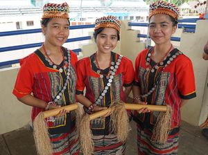 Foto: Senyum Manis Gadis Dayak