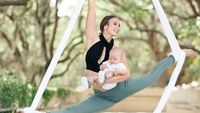Foto: Aksi Bunda Latihan Akrobat dan Yoga Bareng Bayinya