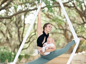 Foto: Aksi Bunda Latihan Akrobat dan Yoga Bareng Bayinya