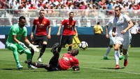 Eric Bailly jatuh bangun untuk melindungi wilayah pertahanan Manchester United. Foto: Ezra Shaw/Getty Images