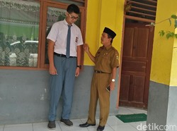 Ini Renard Anak SMA 18 Tangerang yang Tingginya Hampir 2 Meter
