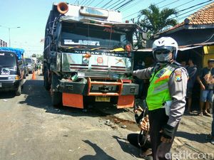 Dump Truk Rem Blong Tabrak 9 Motor dan Pikap, Satu Orang Meninggal