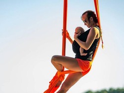 Wah! Ibu Ini Latihan Akrobat dan Yoga Sambil Jaga Bayinya, Bun