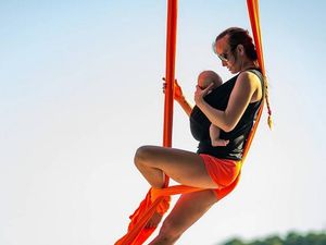 Wah! Ibu Ini Latihan Akrobat dan Yoga Sambil Jaga Bayinya, Bun Wah! Ibu Ini Latihan Akrobat dan Yoga Sambil Jaga Bayinya, Bun