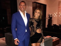 Ulang Tahun Ke-48, Jennifer Lopez Seksi Pakai Dress Transparan