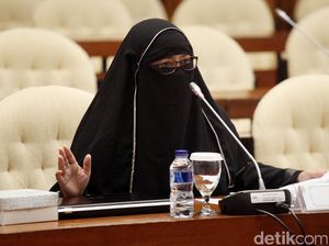 Pansus Angket KPK Skors Rapat dengan Yulianis 2 Jam Pansus Angket KPK Skors Rapat dengan Yulianis 2 Jam