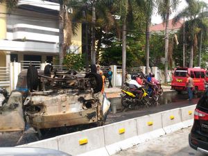 Sebelum Terbakar, Angkot di Pluit Tabrak Pembatas Busway