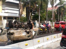 Sebelum Terbakar, Angkot di Pluit Tabrak Pembatas Busway
