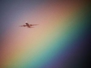 Cantiknya, Saat Pesawat Melintasi Pelangi di Langit London