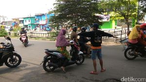 Foto: Gopek Dulu! Begini Aksi Pak Ogah yang Bakal Direkrut