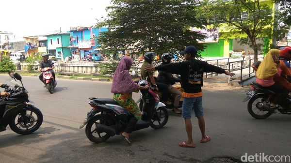 Foto: Gopek Dulu! Begini Aksi Pak Ogah yang Bakal Direkrut