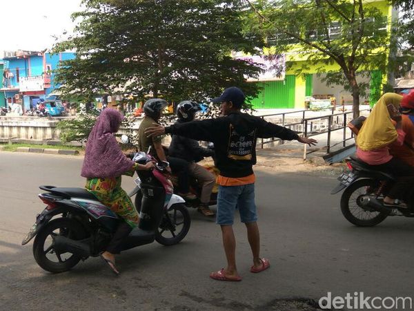 Foto: Gopek Dulu! Begini Aksi Pak Ogah yang Bakal Direkrut